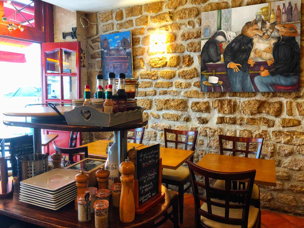 La Grande Salle de "La Part des Anges" côté rue - Titre de l'œuvre : Le Képi Blanc La Grande Salle de "La Part des Anges" côté rue - Titre de l'œuvre : Le Képi Blanc