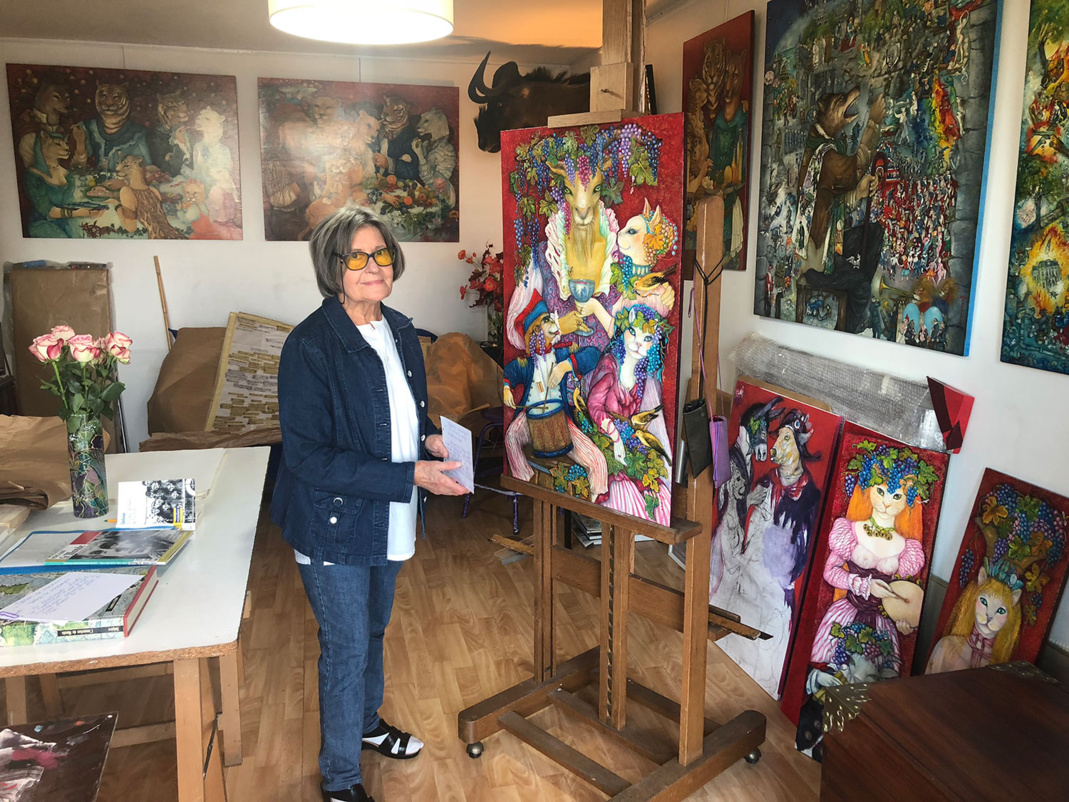 Mara Tranlong finalise les dernières œuvres pour son exposition 