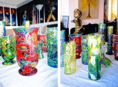 Mara Tranlong vases en verre et Gutta dans son atelier-appartement. Au fond "La Scène Animalière" et un Ginko