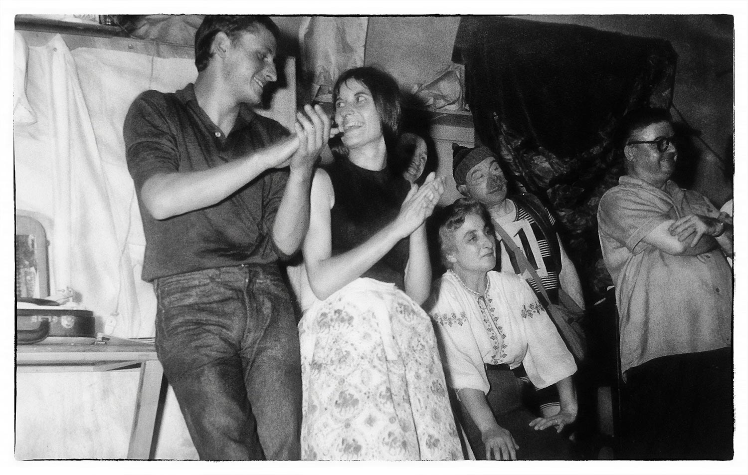 Bernard Védry mon petit frère et moi. À ma gauche la directrice et le directeur de l'école primaire de la rue du Mont-Cenis - Fête des cours du soir de peinture. Bernard Védry mon petit frère et moi. À ma gauche la directrice et le directeur de l'école primaire de la rue du Mont-Cenis - Fête des cours du soir de peinture.
