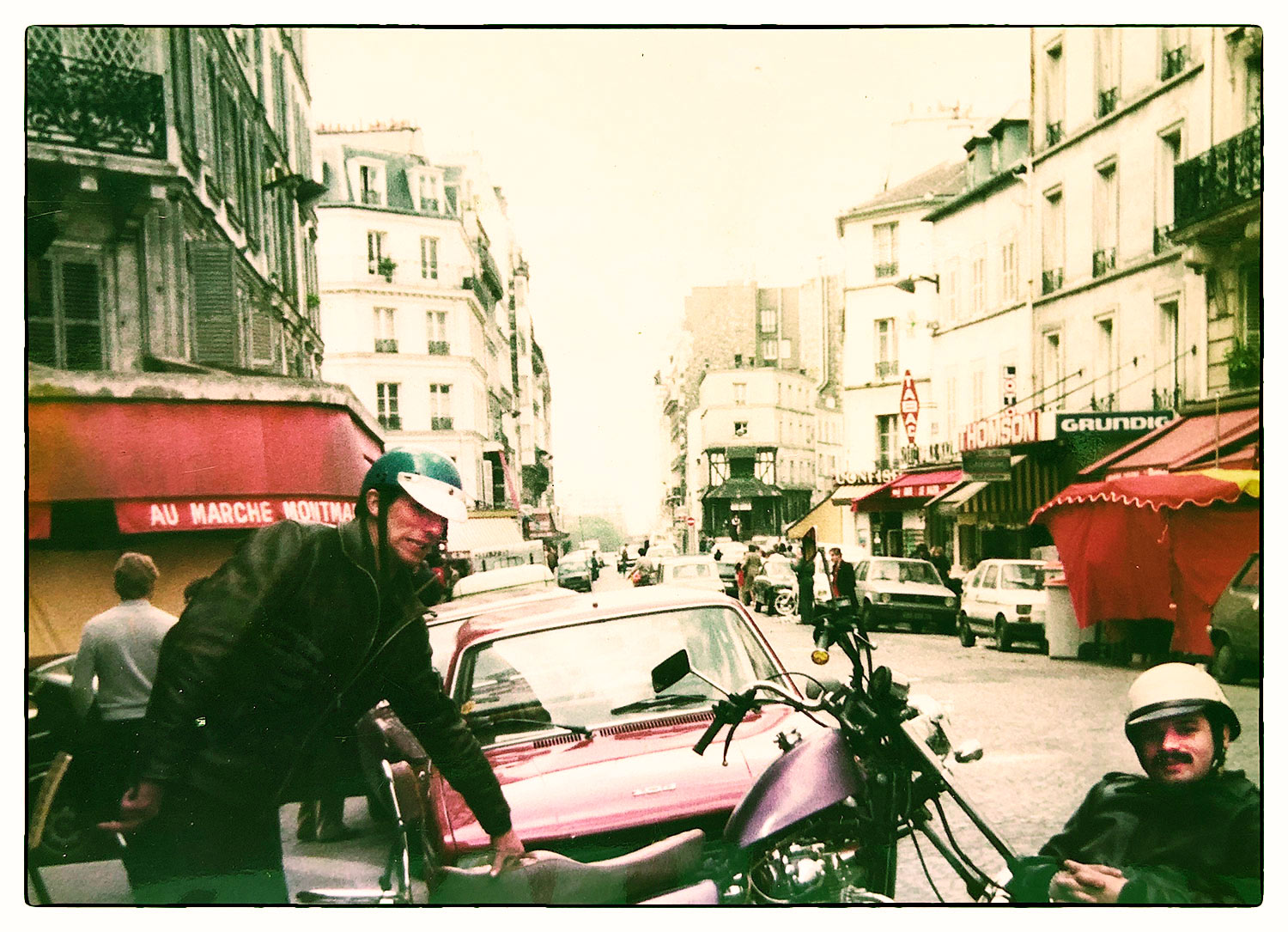 Rue des Abbesses dos à l'entrée du Café Bruant. Deux gars de la Bande avec leur moto...