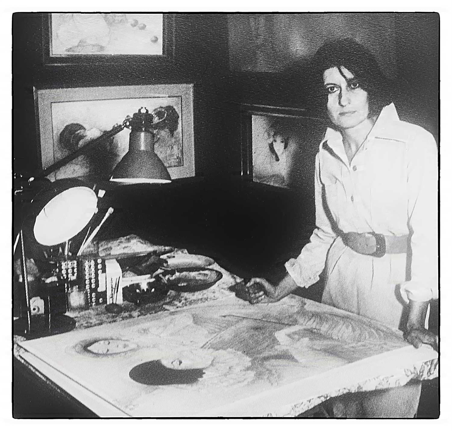 Mara Tranlong dans son appartement rue de Steinkerque au pied de la Butte Montmartre Mara Tranlong dans son appartement rue de Steinkerque au pied de la Butte Montmartre