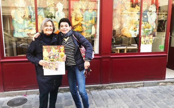 Mara Tranlong et Sylvie "Barre de Fer" devant la Galerie Untitled Factory rue Gabrielle